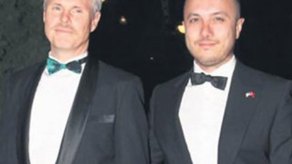 Haber | Eşcinsel başkonsolos ve Türk eşinden ilk ağırlama