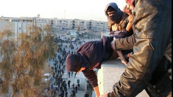 Haber | IŞİD eşcinsellikle `suçladığı` adamı binanın tepesinden aşağıya attı