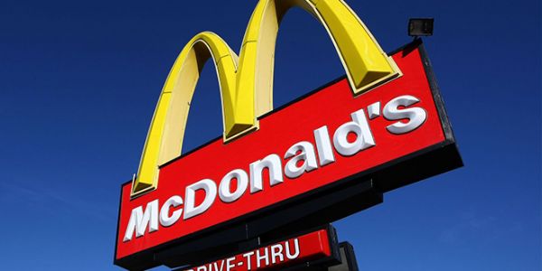 Haber | YANAKTAN ÖPÜŞEN LEZBİYEN ÇİFT MC DONALD’S RESTORANINI TERK ETMEYE ZORLANDI