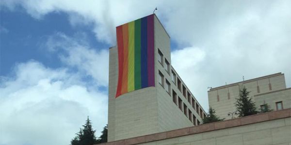 Haber | ABD, BÜYÜKELÇİLİKLERİNE LGBTİ+ BAYRAĞI ASABİLMELERİ İÇİN YETKİ VERDİ